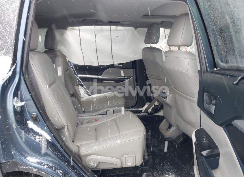 Photo 8 of 2019 Toyota Highlander XLE (VIN 5TDJZRFH4KS999914)