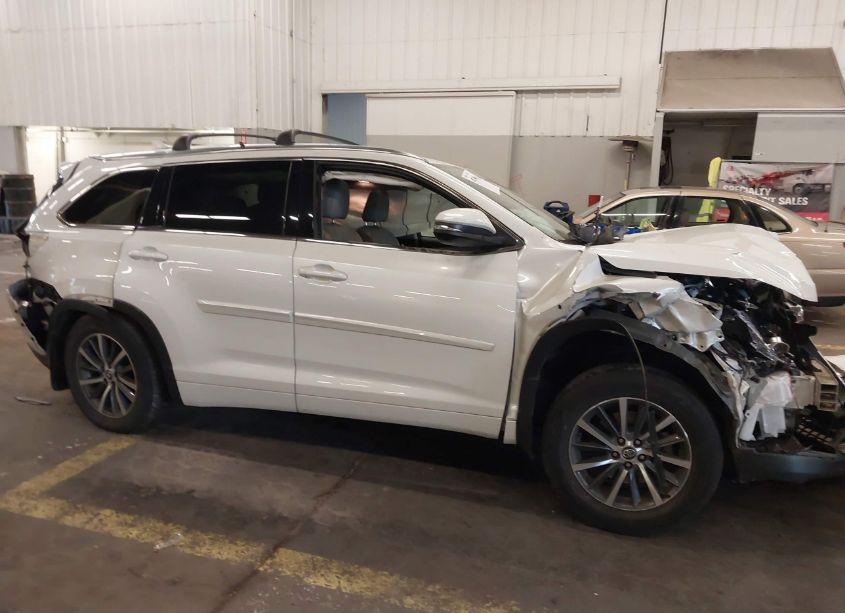 Photo 14 of 2017 Toyota Highlander XLE (VIN 5TDJZRFH5HS363236)