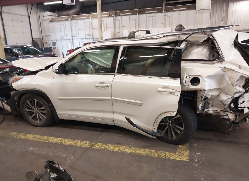 Photo 15 of 2017 Toyota Highlander XLE (VIN 5TDJZRFH5HS363236)