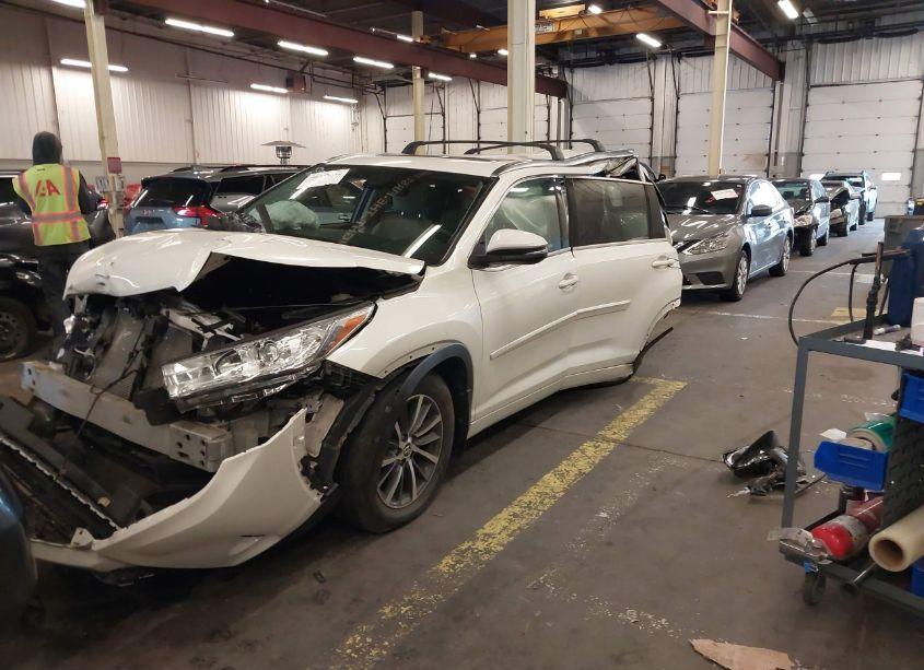 Photo 2 of 2017 Toyota Highlander XLE (VIN 5TDJZRFH5HS363236)