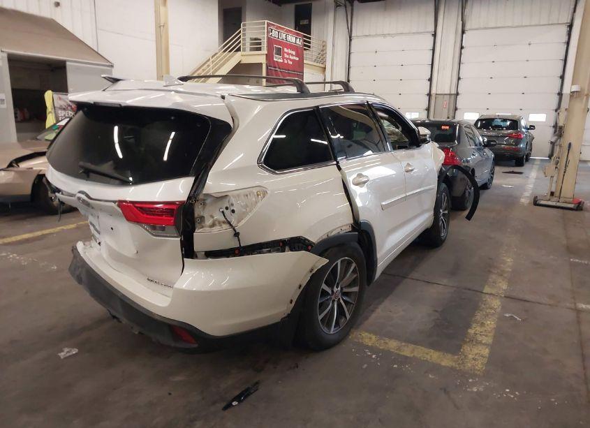 Photo 4 of 2017 Toyota Highlander XLE (VIN 5TDJZRFH5HS363236)