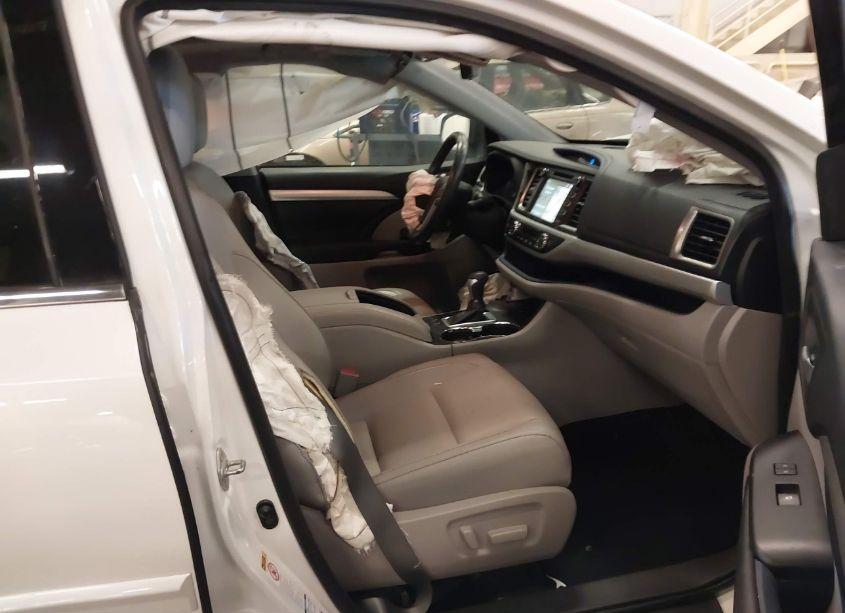 Photo 5 of 2017 Toyota Highlander XLE (VIN 5TDJZRFH5HS363236)