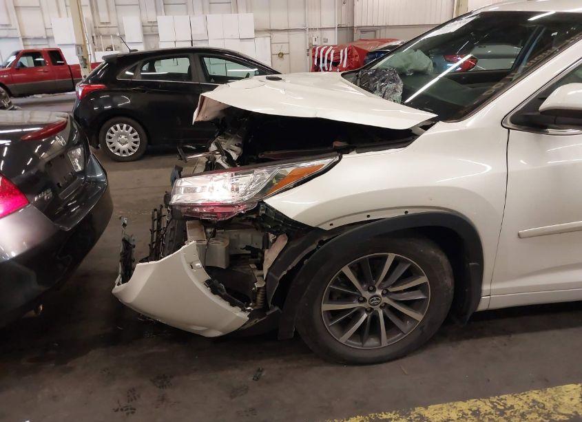 Photo 6 of 2017 Toyota Highlander XLE (VIN 5TDJZRFH5HS363236)