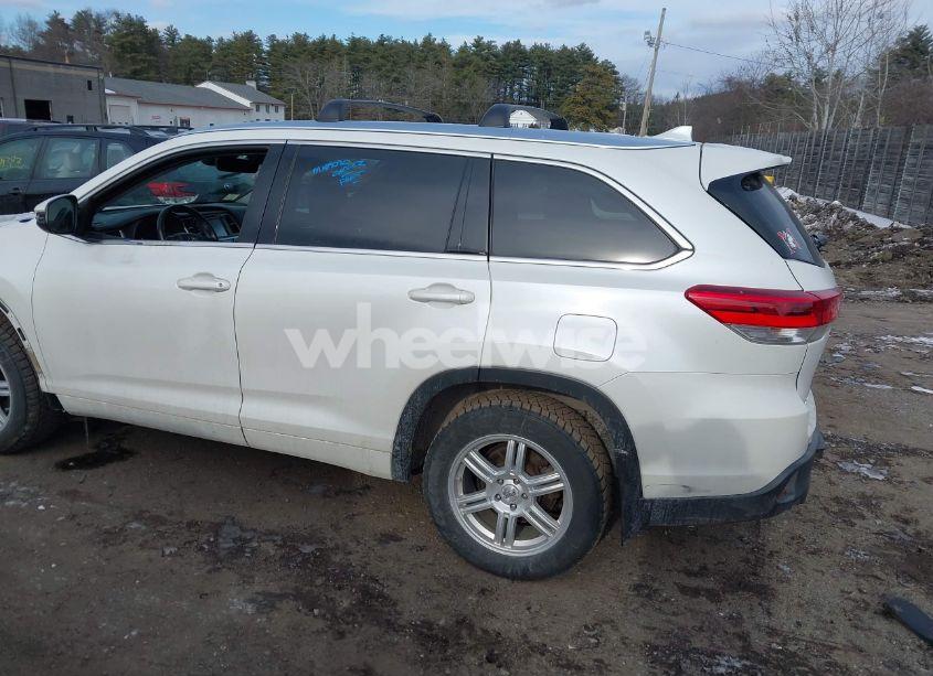 Photo 14 of 2017 Toyota Highlander XLE (VIN 5TDJZRFH5HS368260)