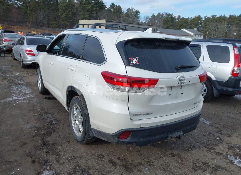 Photo 3 of 2017 Toyota Highlander XLE (VIN 5TDJZRFH5HS368260)