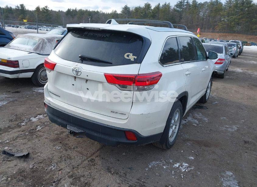 Photo 4 of 2017 Toyota Highlander XLE (VIN 5TDJZRFH5HS368260)
