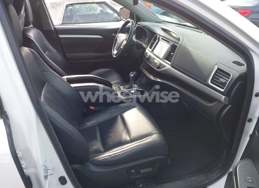 Photo 5 of 2017 Toyota Highlander XLE (VIN 5TDJZRFH5HS368260)