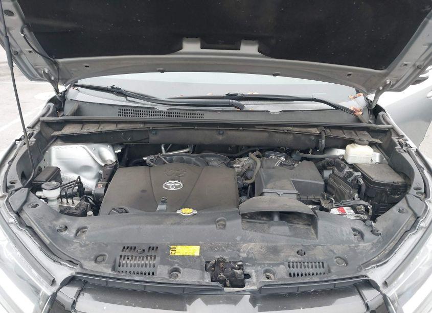 Photo 10 of 2017 Toyota Highlander SE (VIN 5TDJZRFH5HS385320)