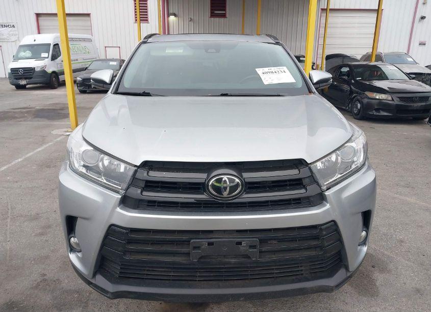 Photo 12 of 2017 Toyota Highlander SE (VIN 5TDJZRFH5HS385320)