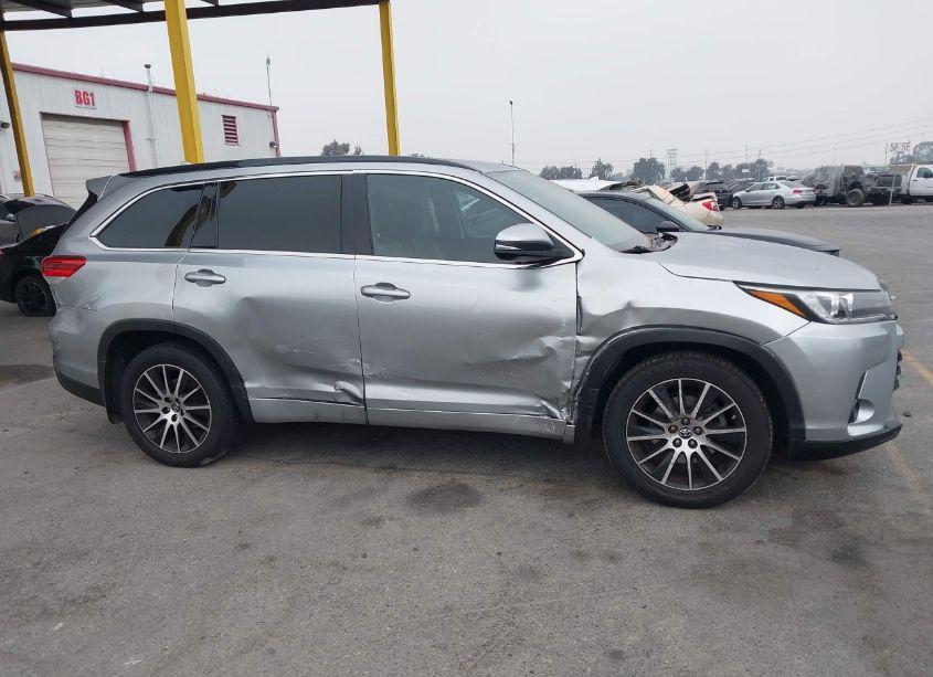 Photo 13 of 2017 Toyota Highlander SE (VIN 5TDJZRFH5HS385320)