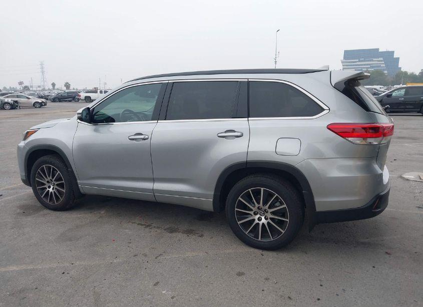 Photo 14 of 2017 Toyota Highlander SE (VIN 5TDJZRFH5HS385320)