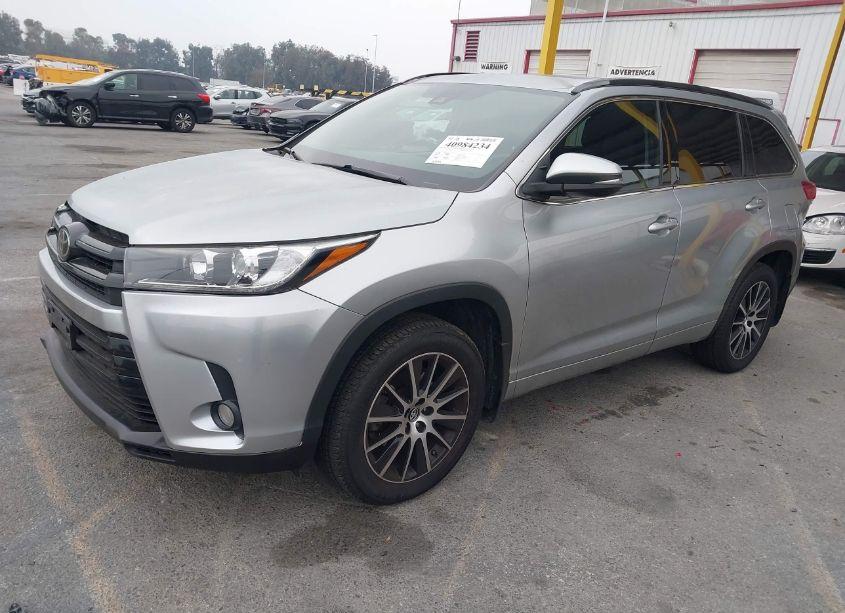 Photo 2 of 2017 Toyota Highlander SE (VIN 5TDJZRFH5HS385320)