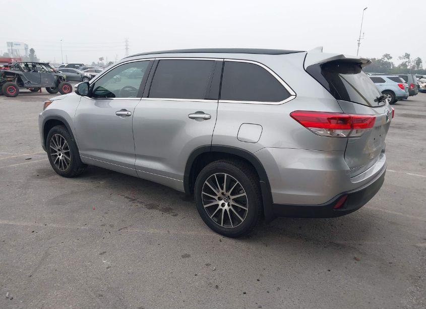 Photo 3 of 2017 Toyota Highlander SE (VIN 5TDJZRFH5HS385320)