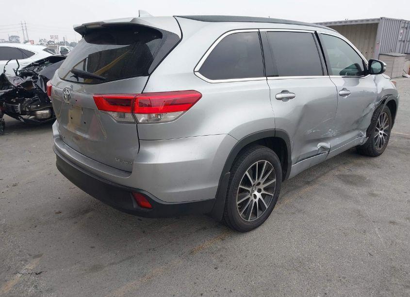 Photo 4 of 2017 Toyota Highlander SE (VIN 5TDJZRFH5HS385320)