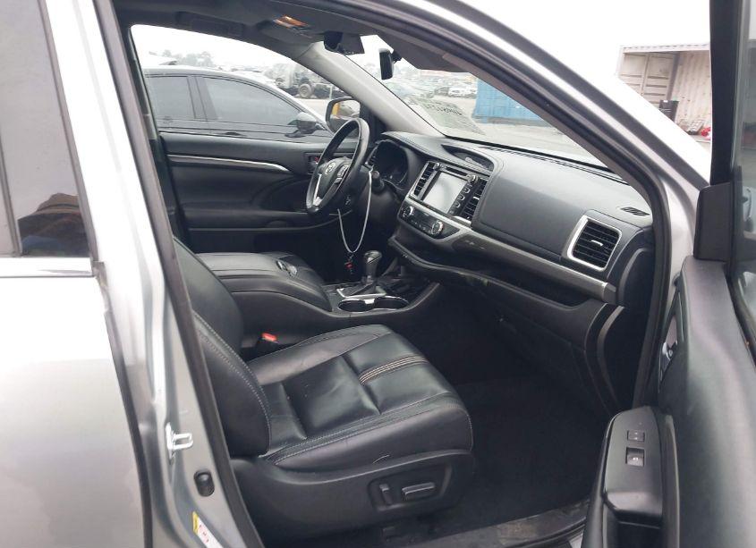 Photo 5 of 2017 Toyota Highlander SE (VIN 5TDJZRFH5HS385320)