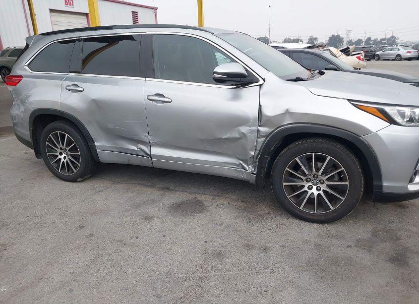 Photo 6 of 2017 Toyota Highlander SE (VIN 5TDJZRFH5HS385320)