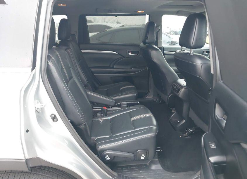 Photo 8 of 2017 Toyota Highlander SE (VIN 5TDJZRFH5HS385320)