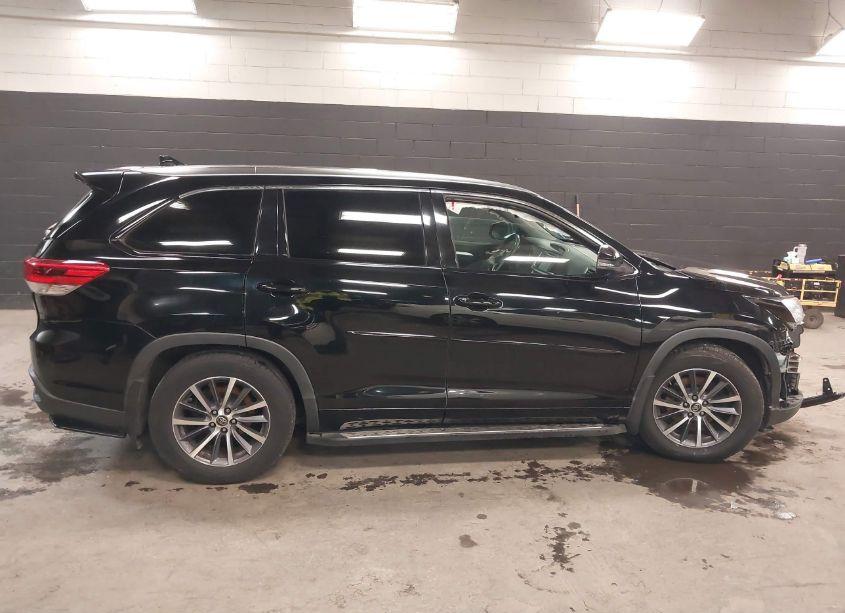 Photo 13 of 2017 Toyota Highlander XLE (VIN 5TDJZRFH5HS390534)