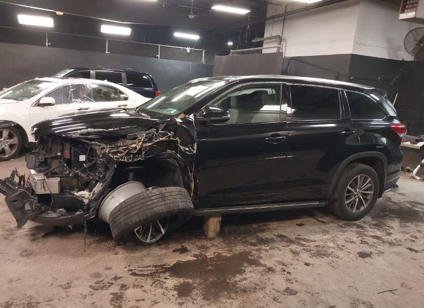 Photo 14 of 2017 Toyota Highlander XLE (VIN 5TDJZRFH5HS390534)