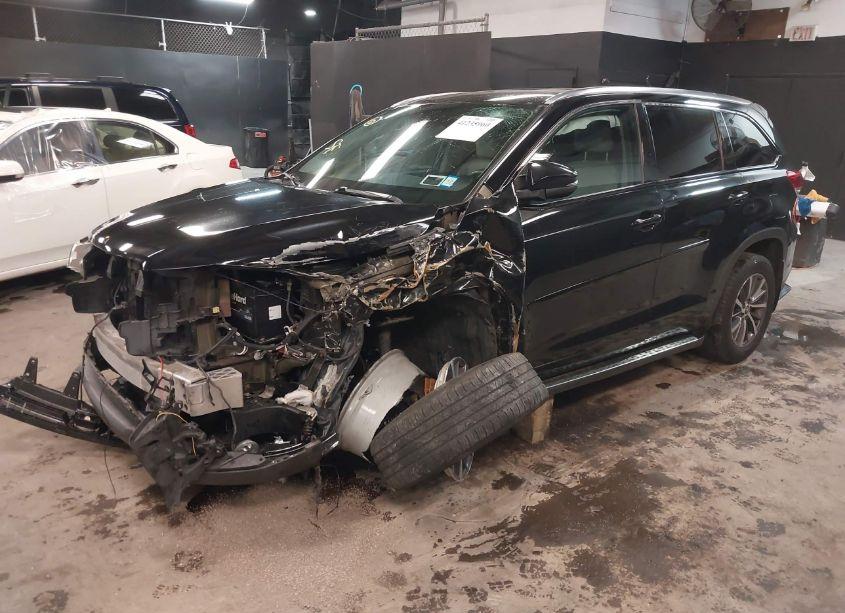 Photo 2 of 2017 Toyota Highlander XLE (VIN 5TDJZRFH5HS390534)