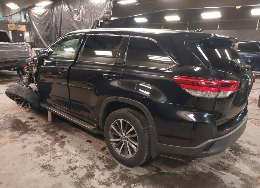Photo 3 of 2017 Toyota Highlander XLE (VIN 5TDJZRFH5HS390534)
