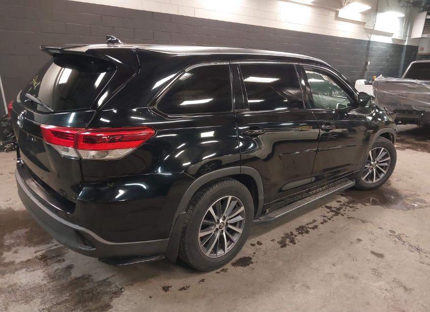 Photo 4 of 2017 Toyota Highlander XLE (VIN 5TDJZRFH5HS390534)