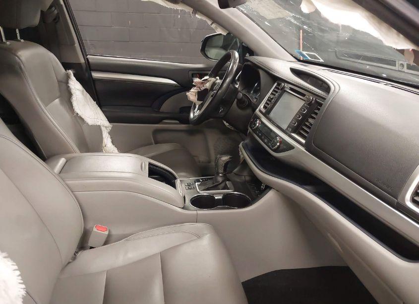Photo 5 of 2017 Toyota Highlander XLE (VIN 5TDJZRFH5HS390534)