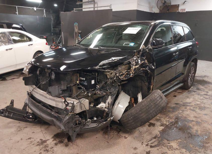 Photo 6 of 2017 Toyota Highlander XLE (VIN 5TDJZRFH5HS390534)