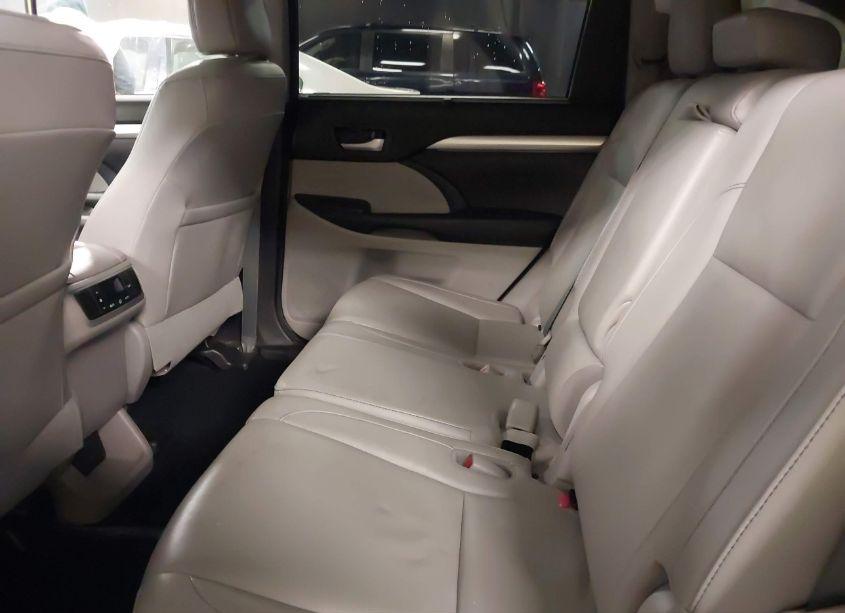 Photo 8 of 2017 Toyota Highlander XLE (VIN 5TDJZRFH5HS390534)