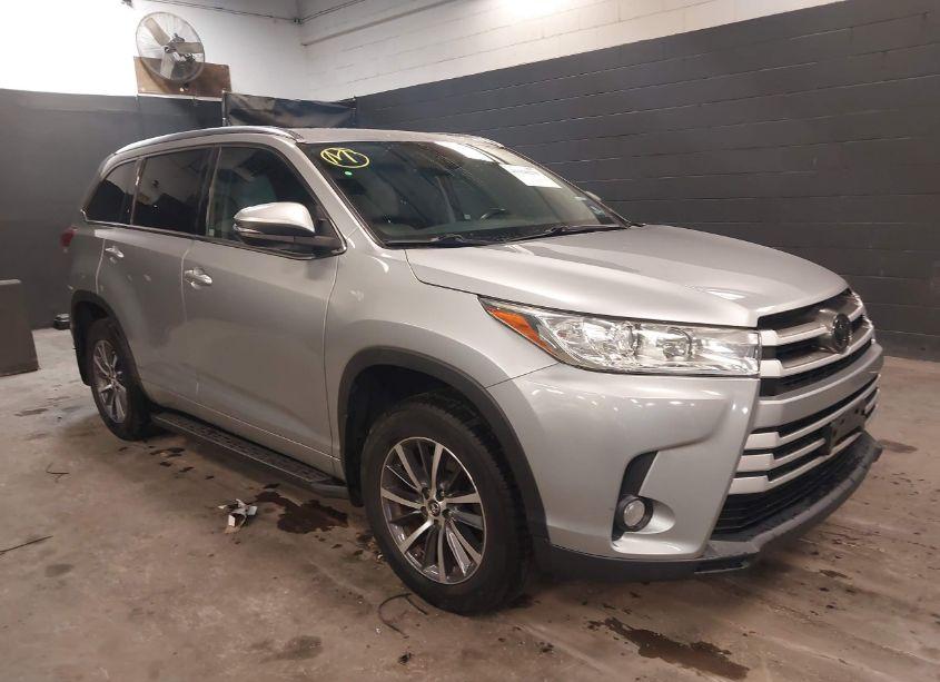 2017 Toyota Highlander XLE (VIN 5TDJZRFH5HS390677) main photo