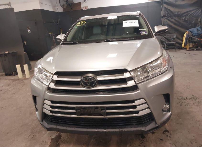 Photo 12 of 2017 Toyota Highlander XLE (VIN 5TDJZRFH5HS390677)