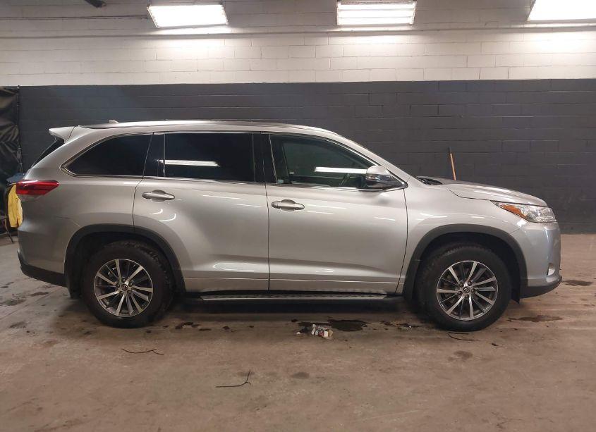 Photo 13 of 2017 Toyota Highlander XLE (VIN 5TDJZRFH5HS390677)