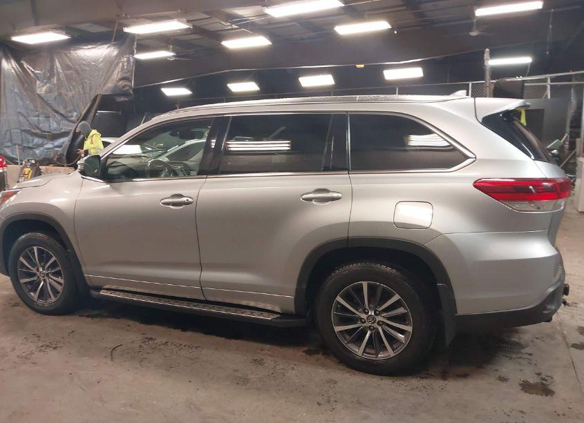 Photo 14 of 2017 Toyota Highlander XLE (VIN 5TDJZRFH5HS390677)