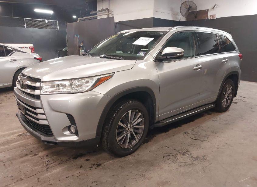 Photo 2 of 2017 Toyota Highlander XLE (VIN 5TDJZRFH5HS390677)