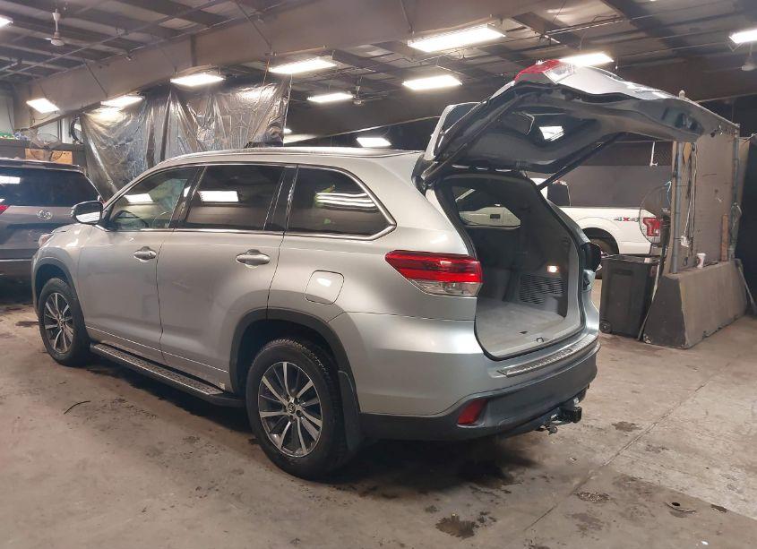 Photo 3 of 2017 Toyota Highlander XLE (VIN 5TDJZRFH5HS390677)