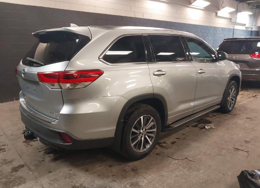Photo 4 of 2017 Toyota Highlander XLE (VIN 5TDJZRFH5HS390677)