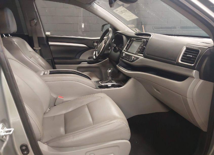 Photo 5 of 2017 Toyota Highlander XLE (VIN 5TDJZRFH5HS390677)