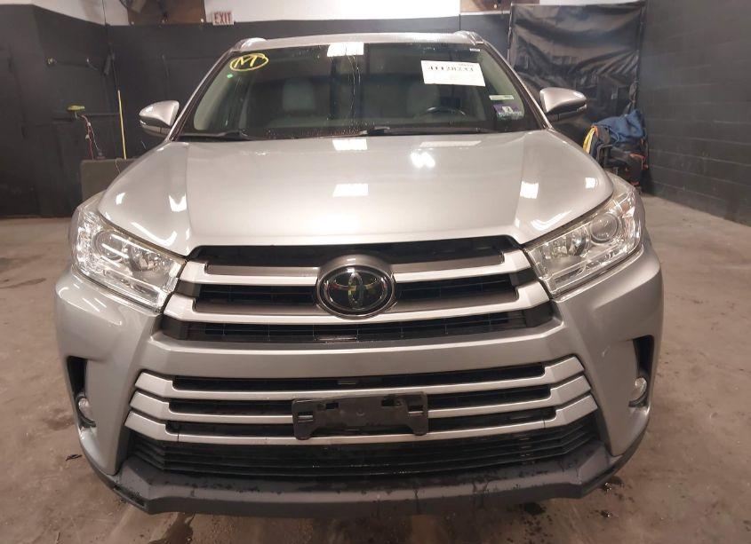 Photo 6 of 2017 Toyota Highlander XLE (VIN 5TDJZRFH5HS390677)