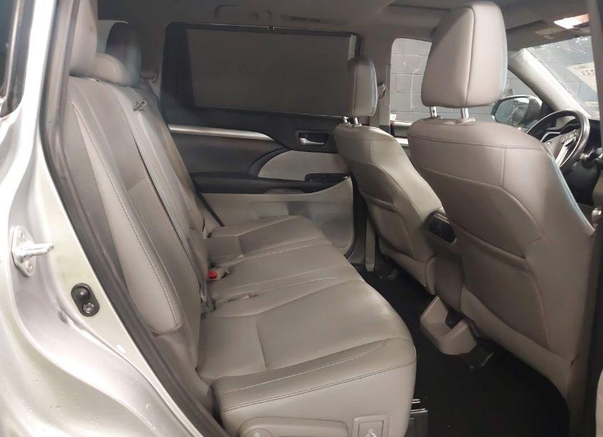 Photo 8 of 2017 Toyota Highlander XLE (VIN 5TDJZRFH5HS390677)