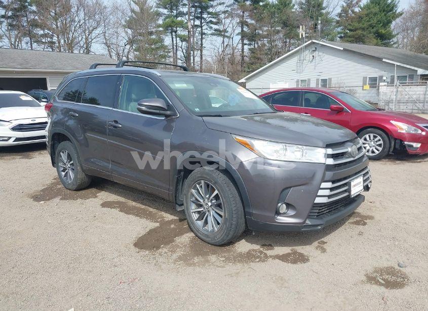 2017 Toyota Highlander XLE (VIN 5TDJZRFH5HS391599) main photo