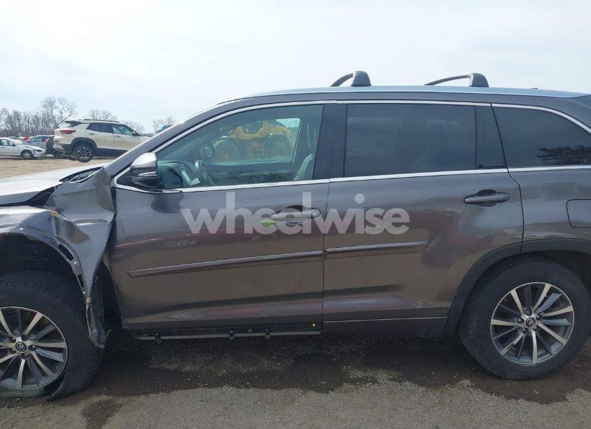 Photo 15 of 2017 Toyota Highlander XLE (VIN 5TDJZRFH5HS391599)