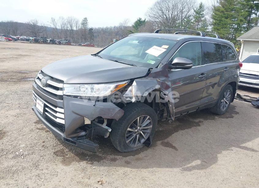 Photo 2 of 2017 Toyota Highlander XLE (VIN 5TDJZRFH5HS391599)
