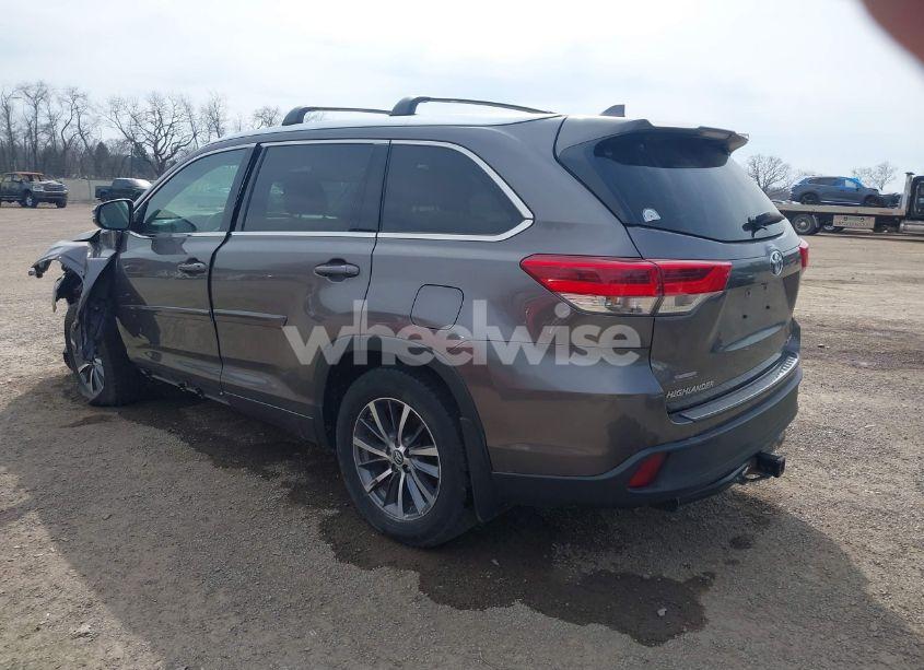 Photo 3 of 2017 Toyota Highlander XLE (VIN 5TDJZRFH5HS391599)
