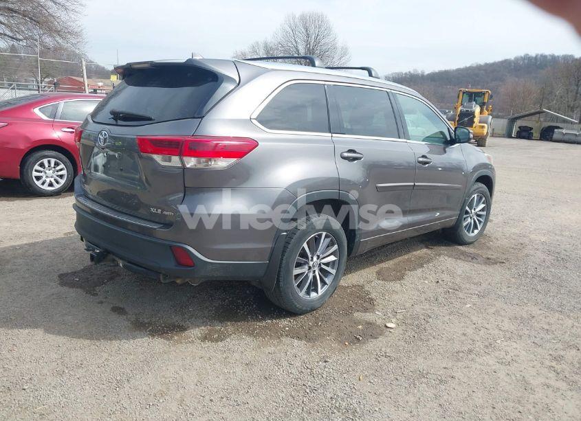 Photo 4 of 2017 Toyota Highlander XLE (VIN 5TDJZRFH5HS391599)