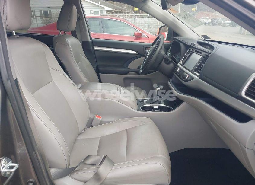 Photo 5 of 2017 Toyota Highlander XLE (VIN 5TDJZRFH5HS391599)