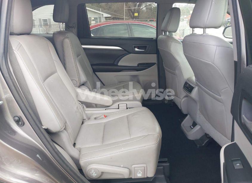 Photo 8 of 2017 Toyota Highlander XLE (VIN 5TDJZRFH5HS391599)