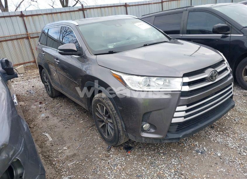 2017 Toyota Highlander XLE (VIN 5TDJZRFH5HS440414) main photo