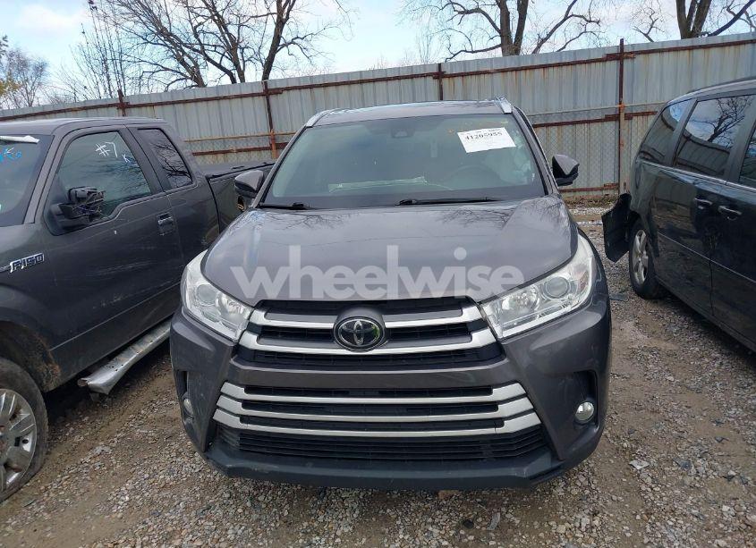Photo 13 of 2017 Toyota Highlander XLE (VIN 5TDJZRFH5HS440414)