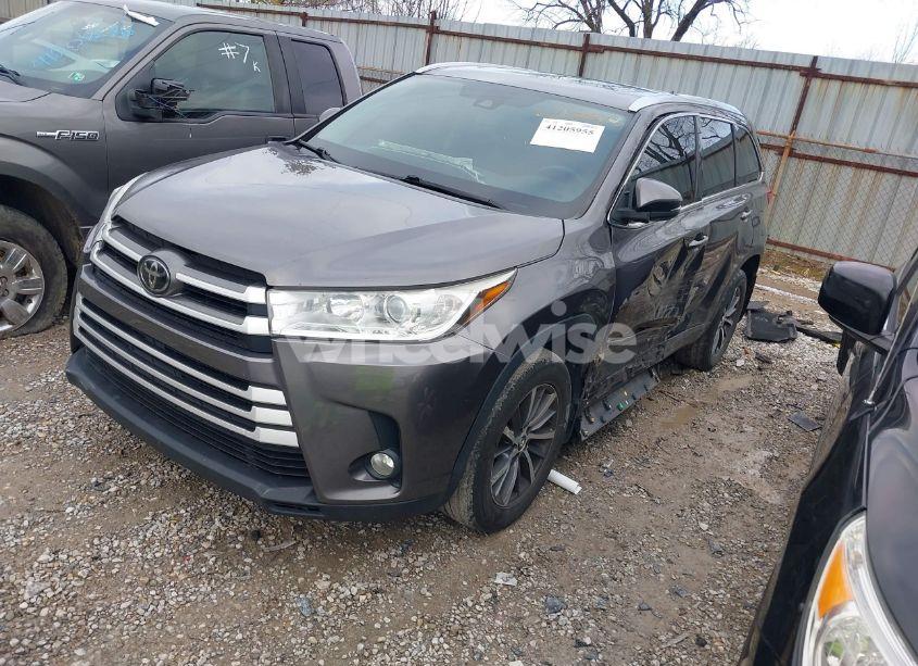 Photo 2 of 2017 Toyota Highlander XLE (VIN 5TDJZRFH5HS440414)