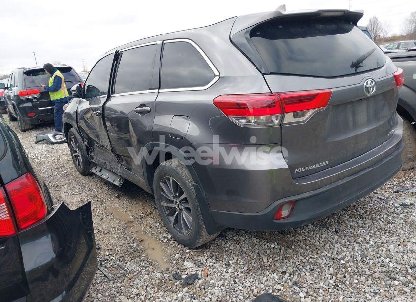 Photo 3 of 2017 Toyota Highlander XLE (VIN 5TDJZRFH5HS440414)